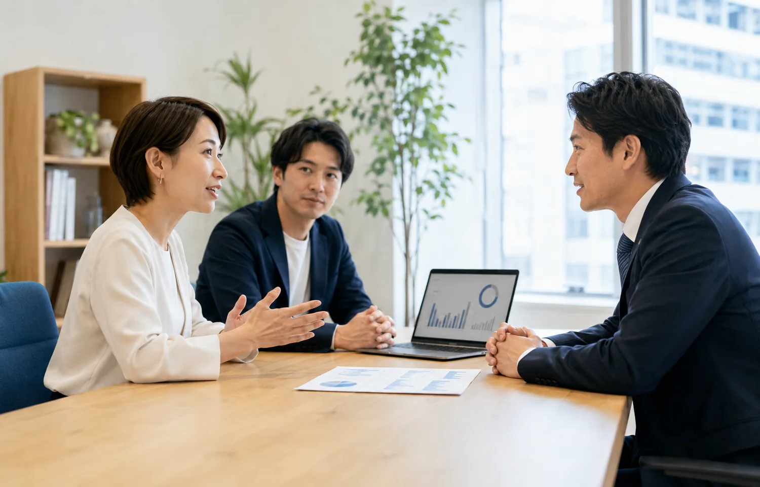 経営チームと会計士が成長投資の選択肢を検討する様子
