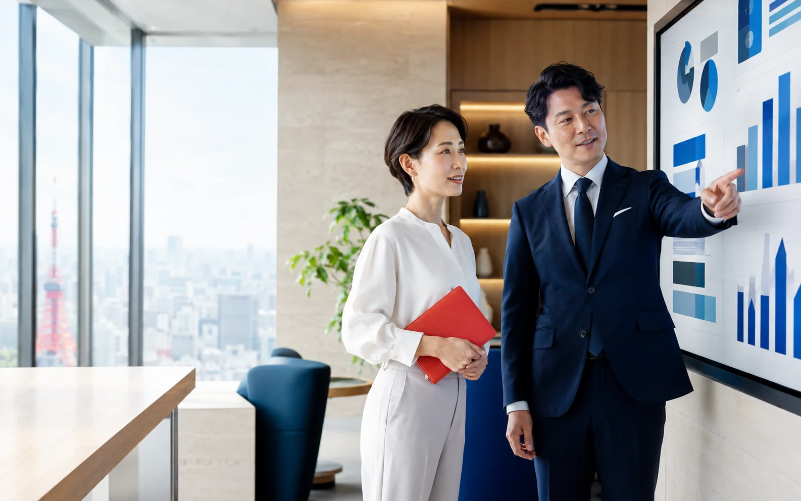 経営者と公認会計士が事業データを見ながら成長戦略を話し合う様子