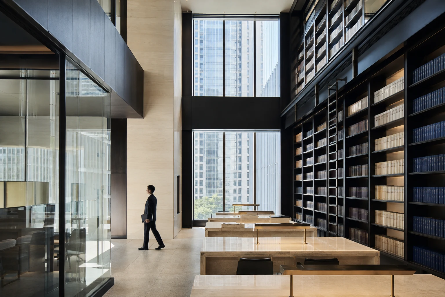 現代的な法律図書館を歩く弁護士