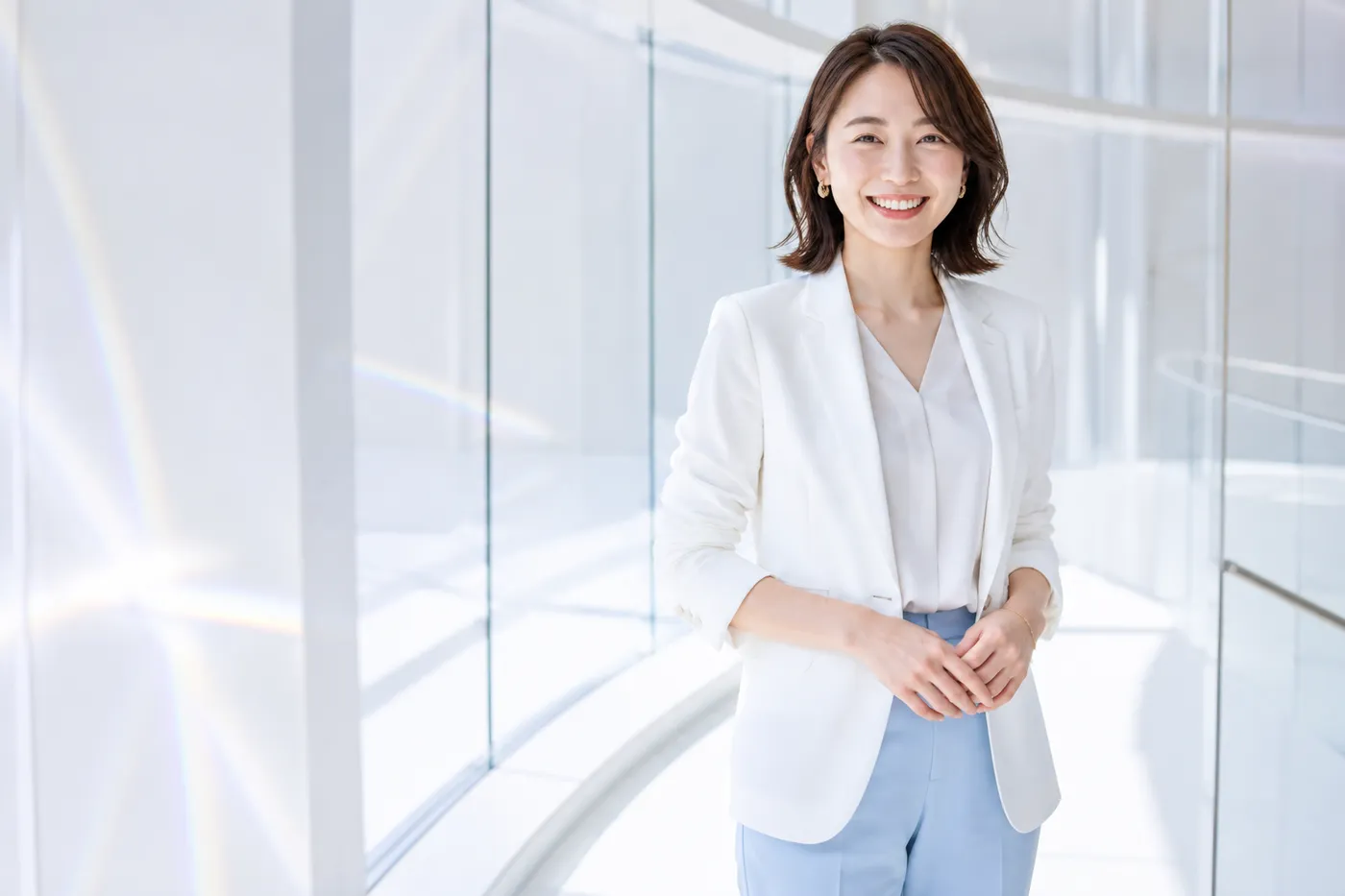 明るいガラススタジオに立つ結婚マリアージュの専任カウンセラー