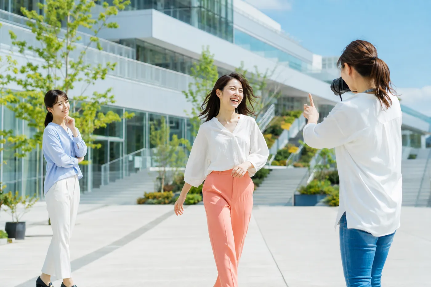 青空の下で自然な表情を撮影する20代女性
