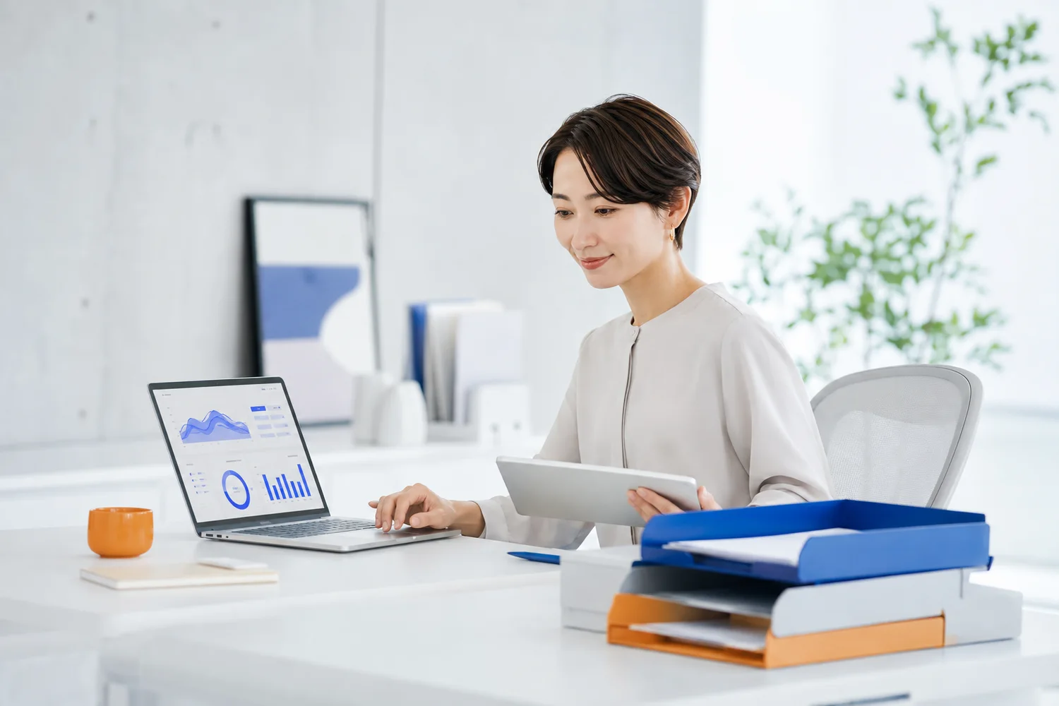 財務担当者が月次の経営データを確認する様子